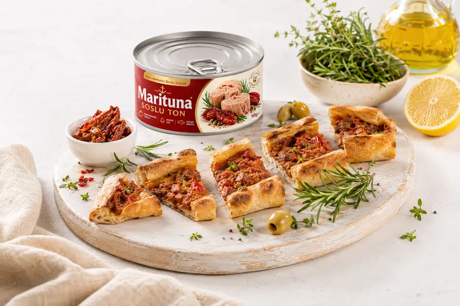 Pide mit Thunfisch, getrockneten Tomaten und Sauce