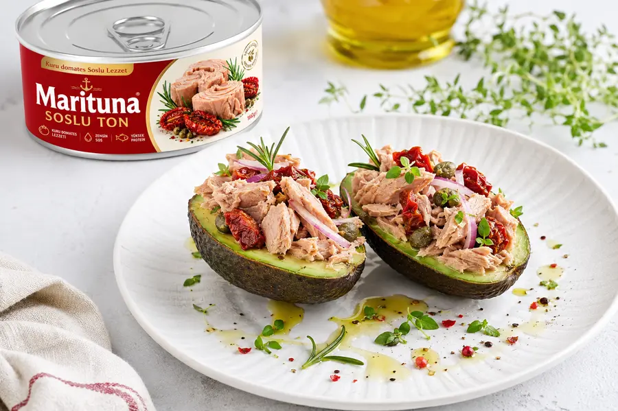 Mit getrockneten Tomaten gefüllte Avocado